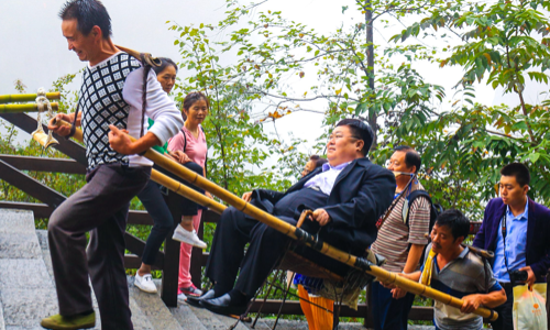 早上9点多接到坐滑竿的游客后,轿夫们便正式开工了.