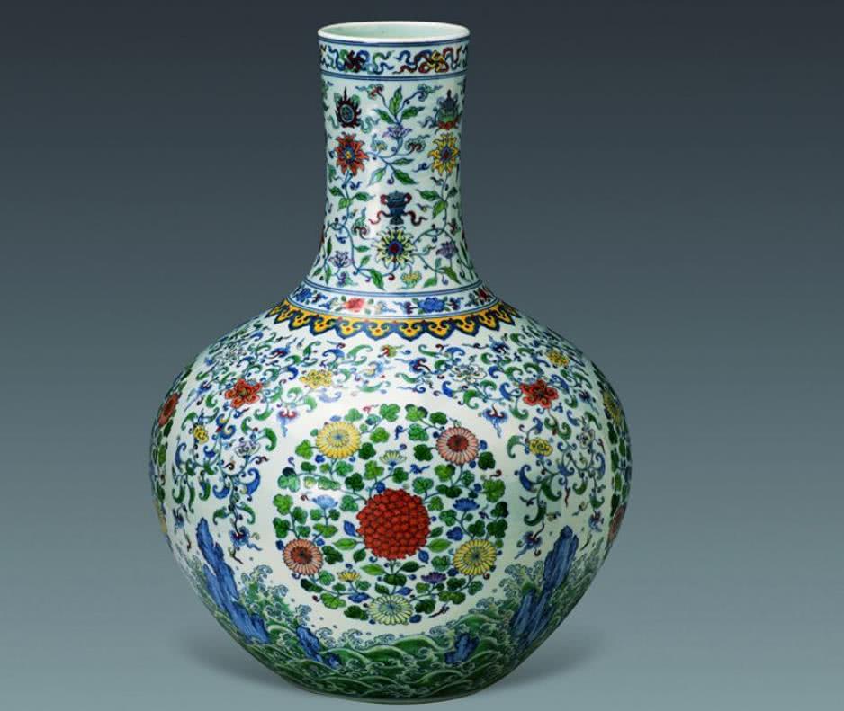 中国国家博物院藏,清雍正斗彩团花纹天球瓶,花纹繁复,色彩艳丽