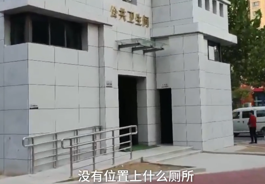 豪华男厕只有1个蹲位,门口经常排长队,保洁阿姨:不敢进去打扫
