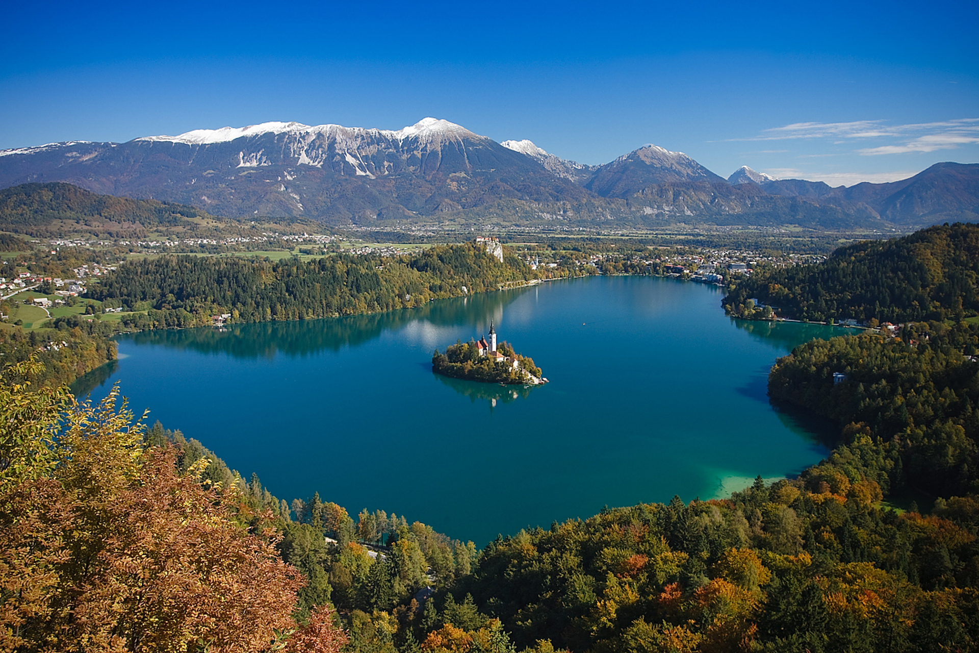布莱德湖(bled lake)位于斯洛文尼亚西北部的阿尔卑斯山南麓,"三头山"
