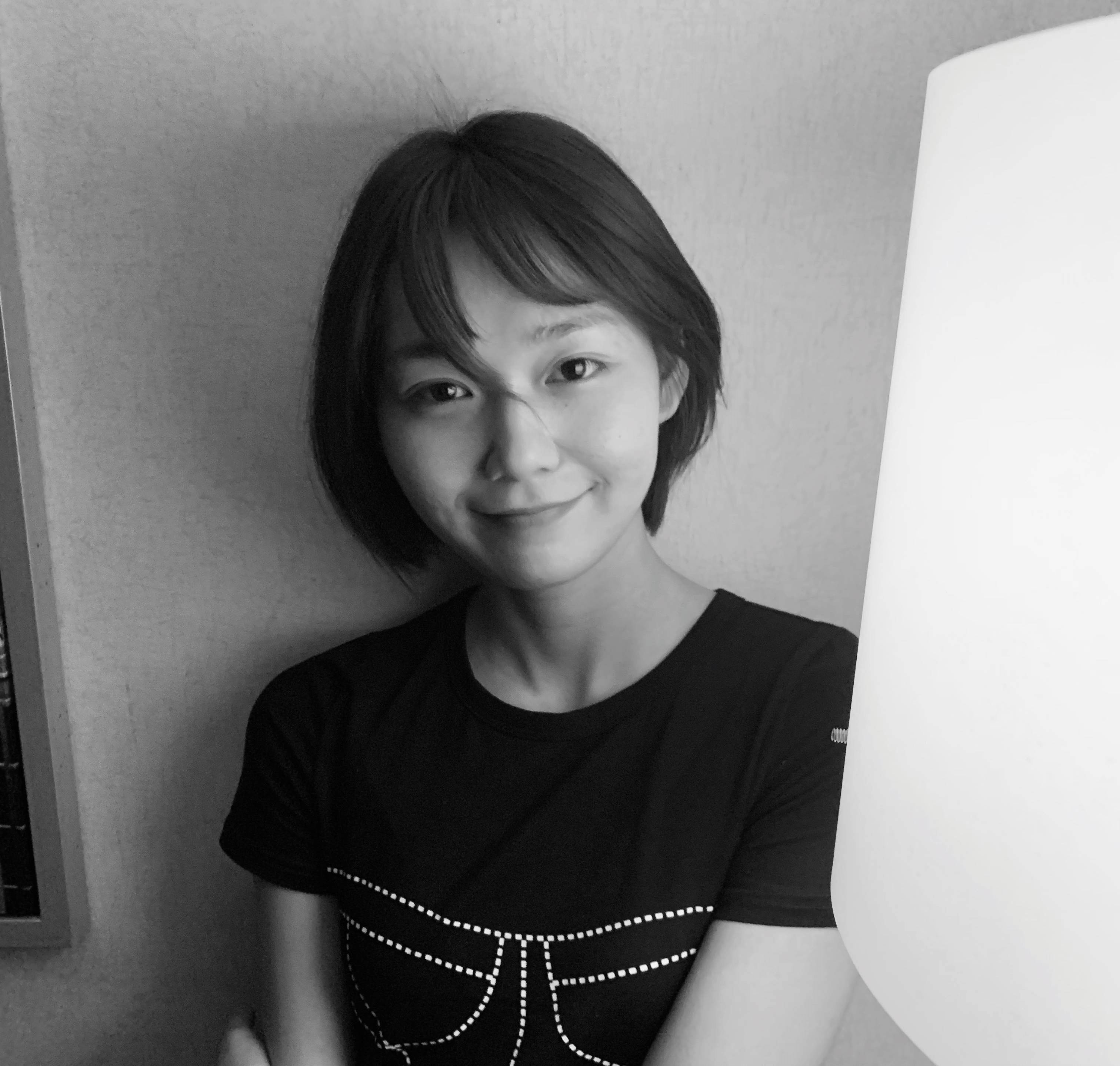 段奥娟黑白滤镜短发超美却瘦脱相,笑容张扬灿烂,她其实没有变