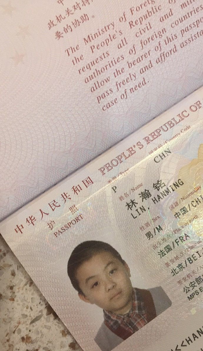 赵薇之后,邓亚萍因国籍问题受质疑,晒出护照照片平息争议