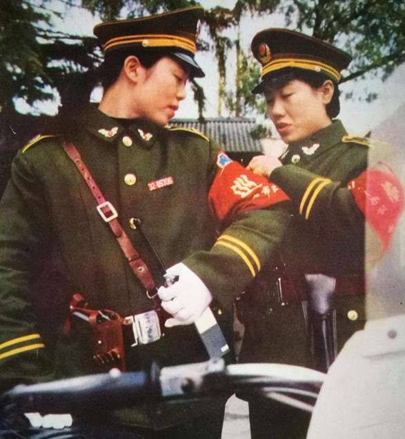 一名警官,手持长枪,满脸微笑. 转载自百家号作者:娱史讲座