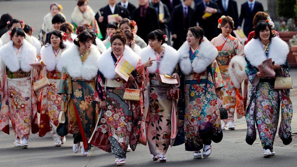 直击日本成人礼!成千上万女孩穿彩色和服 涌上街头狂欢