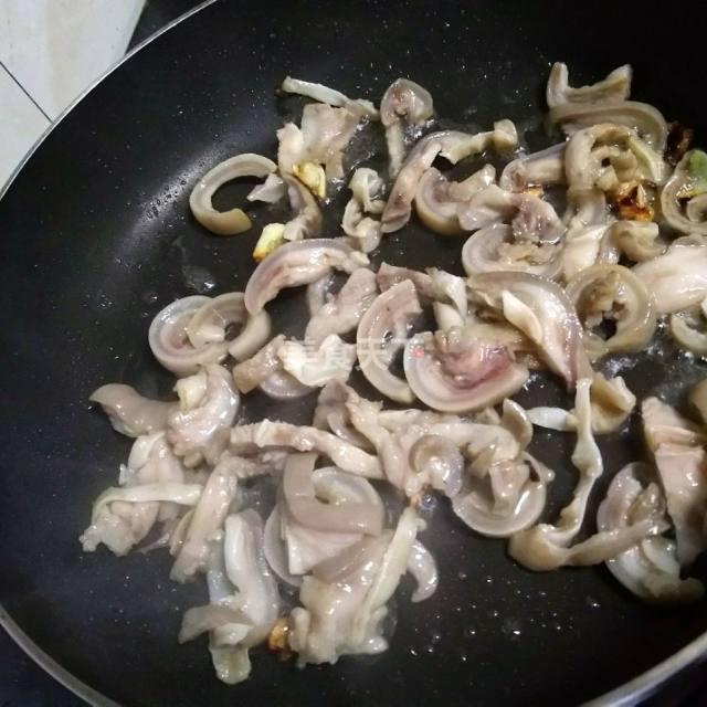 买回来的羊耳朵,五块钱能买一个,做小炒最美!