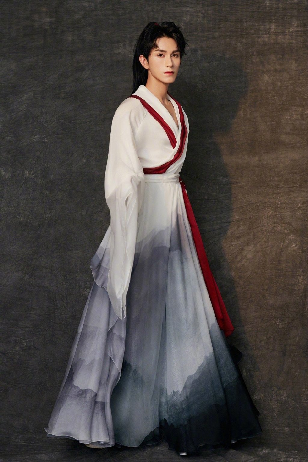 朱赞锦国风造型帅气写真图