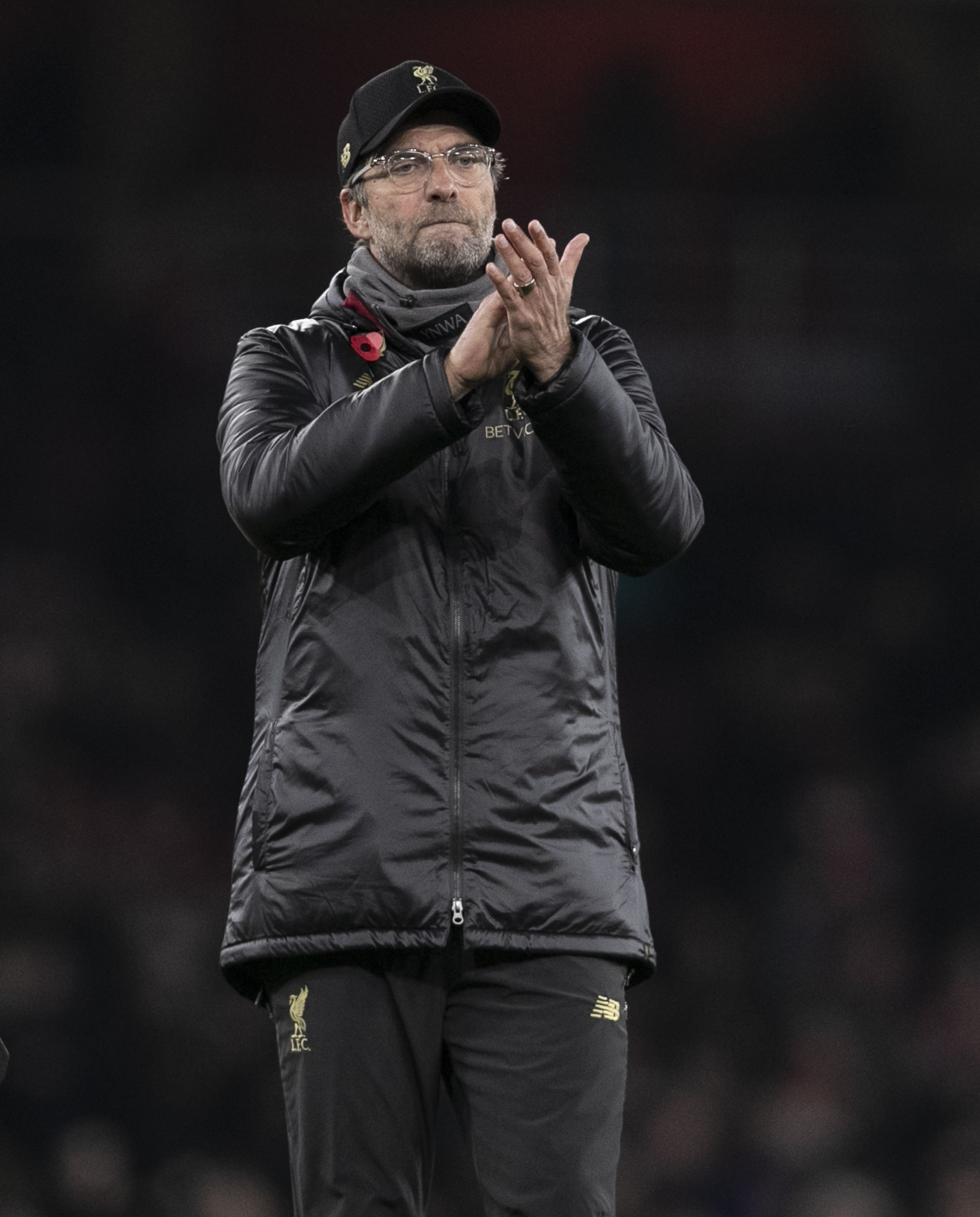 3日,阿森纳队球员拉卡泽特(右)在比赛中和利物浦队球员维纳尔杜姆争顶