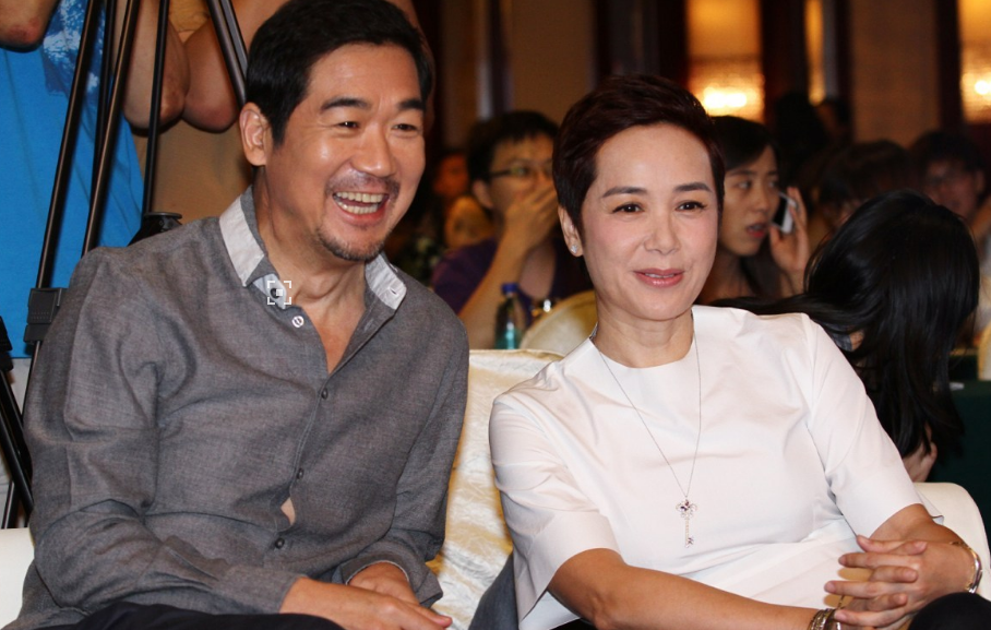 蒋雯丽一家三口照片曝光,儿子长相英俊"撞脸"张一山?