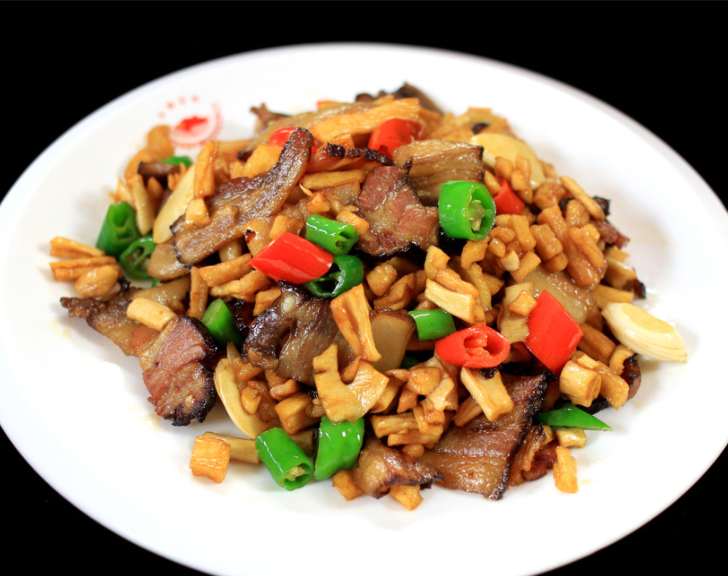 很是出名的家常菜肴,萝卜干炒腊肉,脆上回甜营养美味