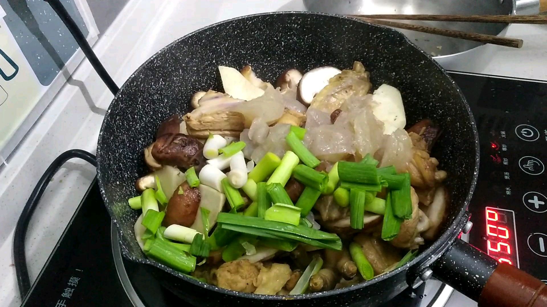 媳妇模仿深夜食堂大叔做的鸡,魔芋香菇鸡块一大盆,不知道好吃吗