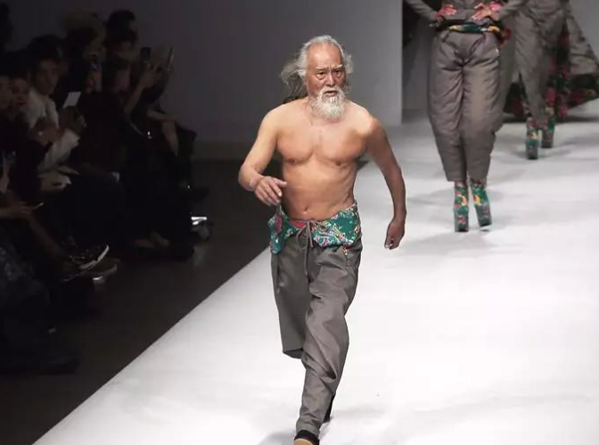 82岁"最帅老头"王德顺和妻子近照曝光,原来也是宠妻狂魔