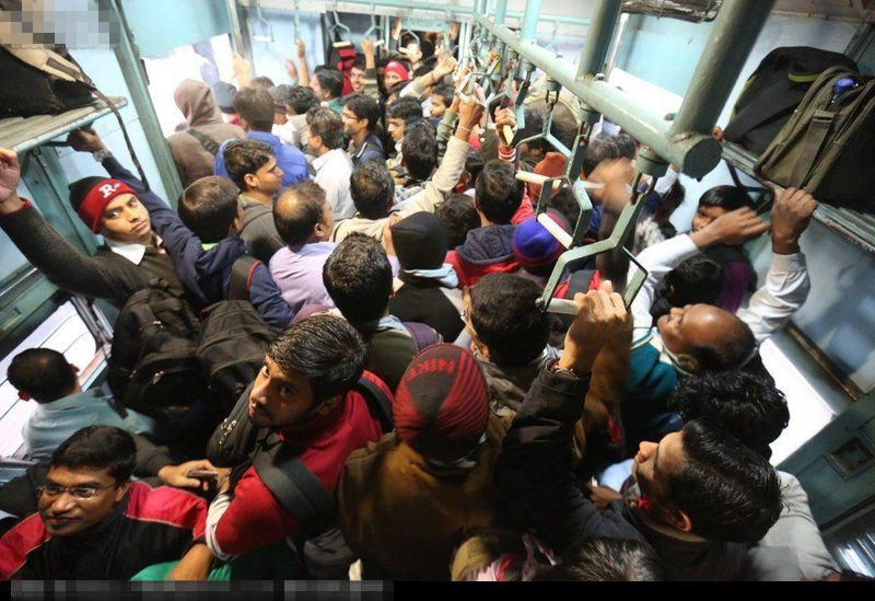 印度公交车太挤了,学生挂在大巴车上面回家是什么操作?