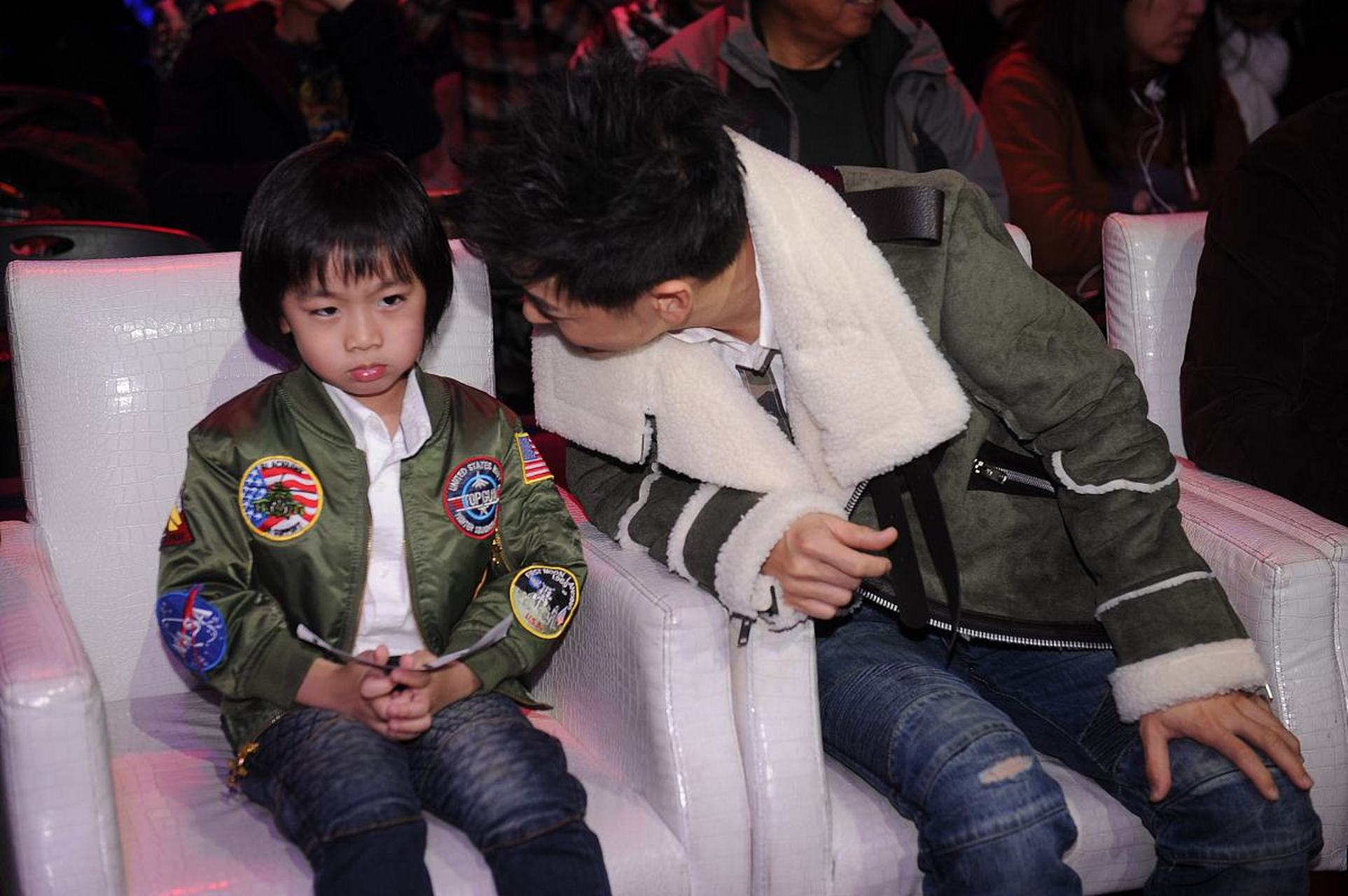 张杰抱女儿们打架子鼓#  张杰与双胞胎女儿合体秀幸福,网友惊喜不 !!