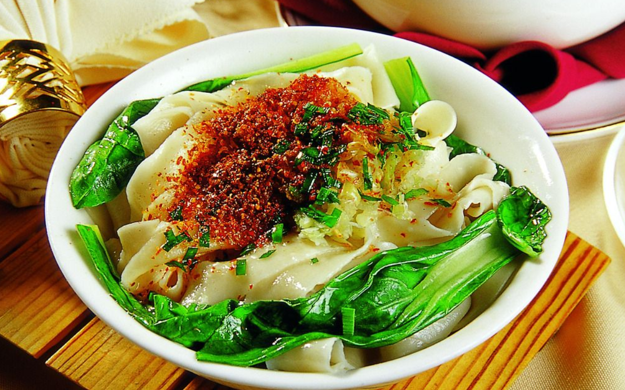 油泼面好吃不会做?教你一招,轻松做出美味又劲道的香辣油泼面