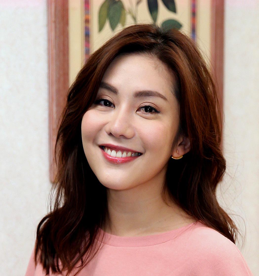 2004年参与台湾偶像剧《雪天使》演出,饰演"齐雪桐"走红与toro(郭苇昀