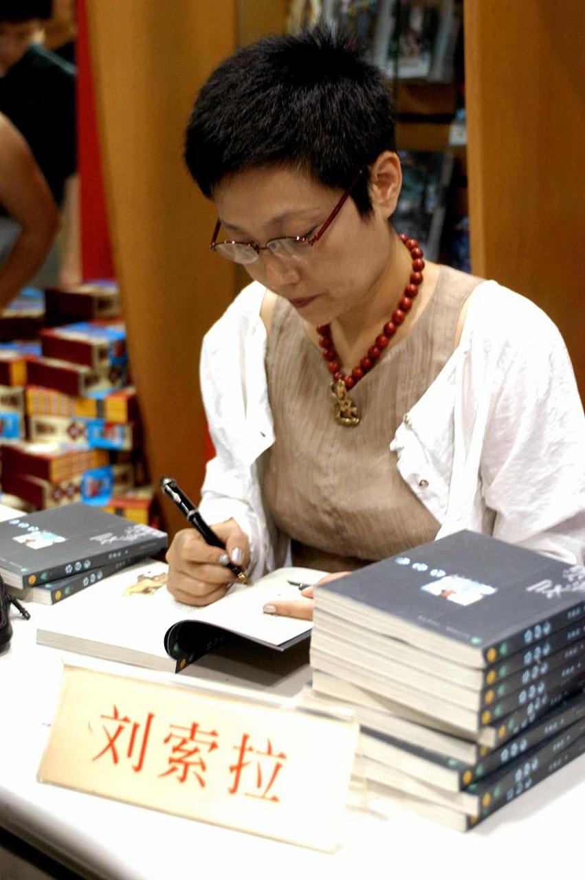 刘索拉长相,气质都相当令人过目难忘,是真正的"银幕脸",曾两次与洪晃