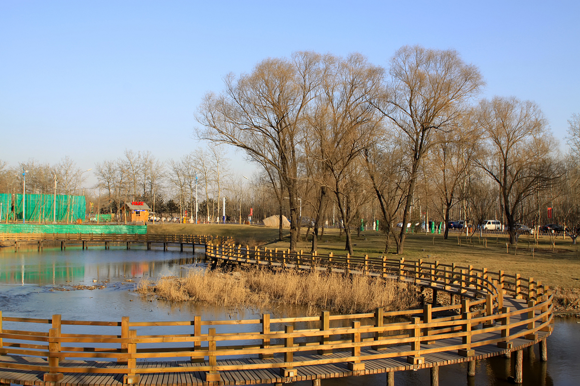 天津河东公园,位于天津市河东区,是这座繁华都市中的一片宁静绿洲.