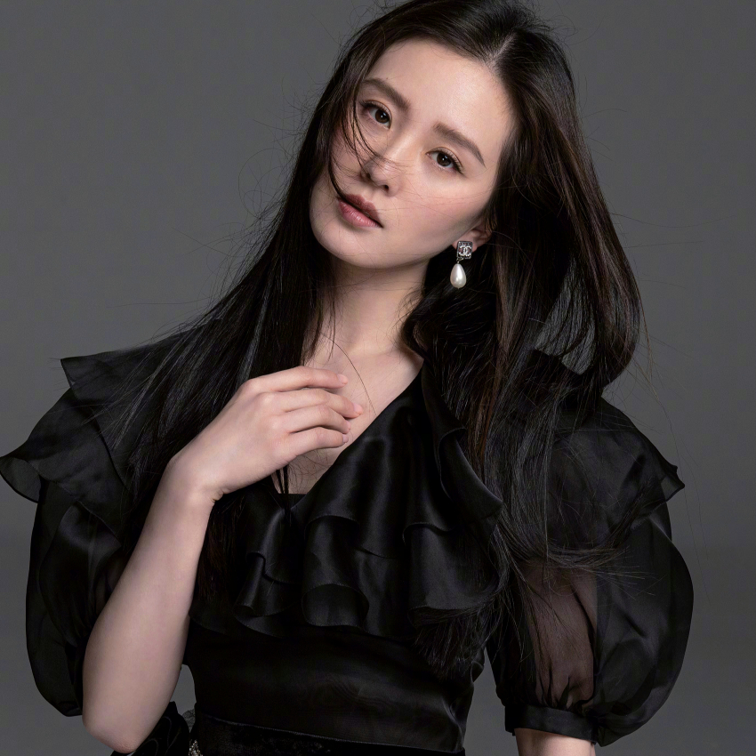 黑长直的头发尽显成熟魅力