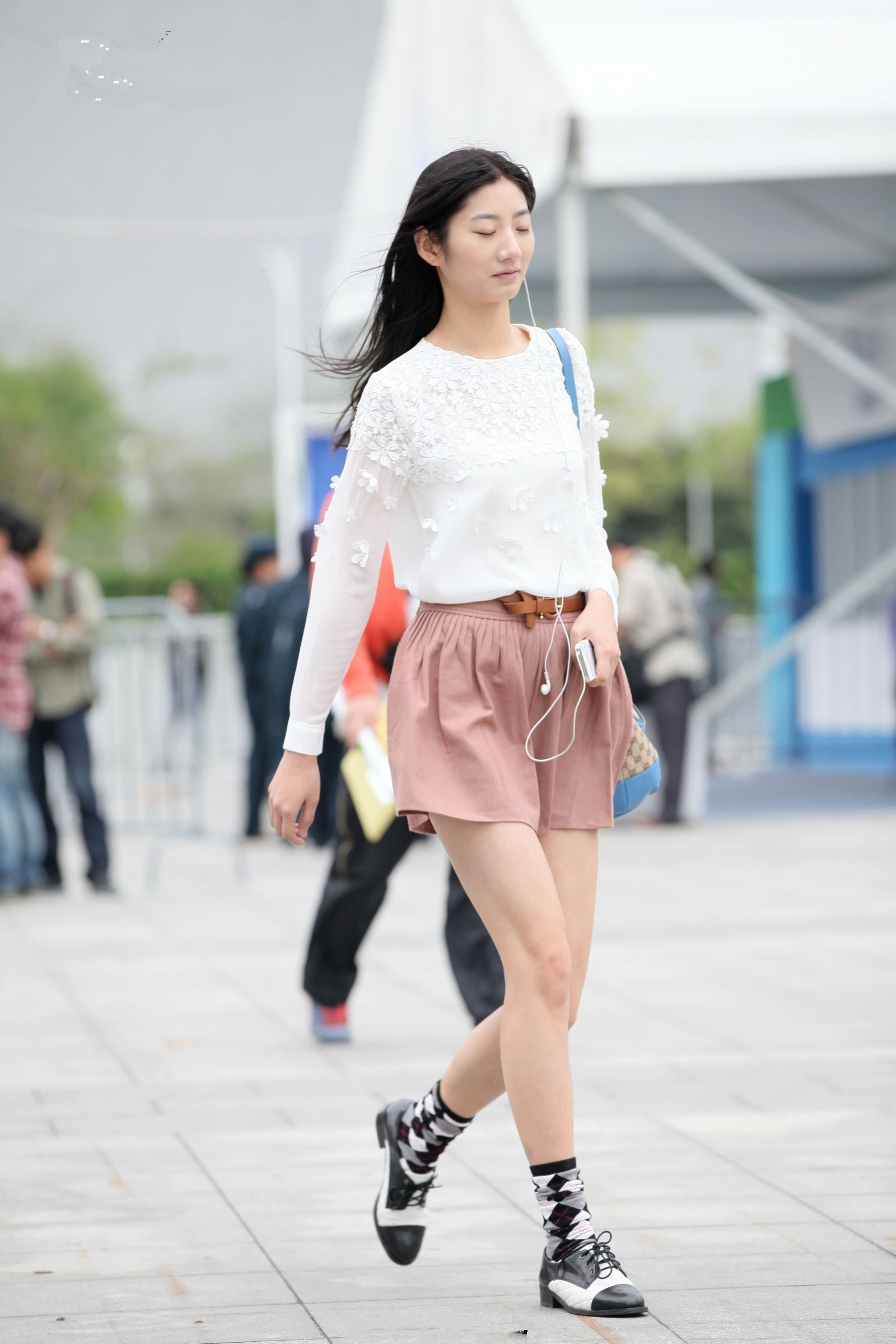 穿着妩媚性感的小姐姐,身材曼妙多姿,穿着显得成熟妩媚,在街上气质