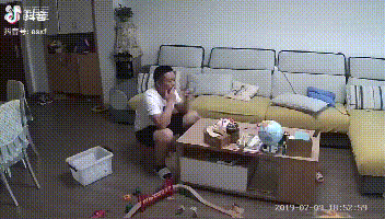 亲爹“纵火跑了”，5岁女儿淡定出手灭火，还被亲妈曝光了！