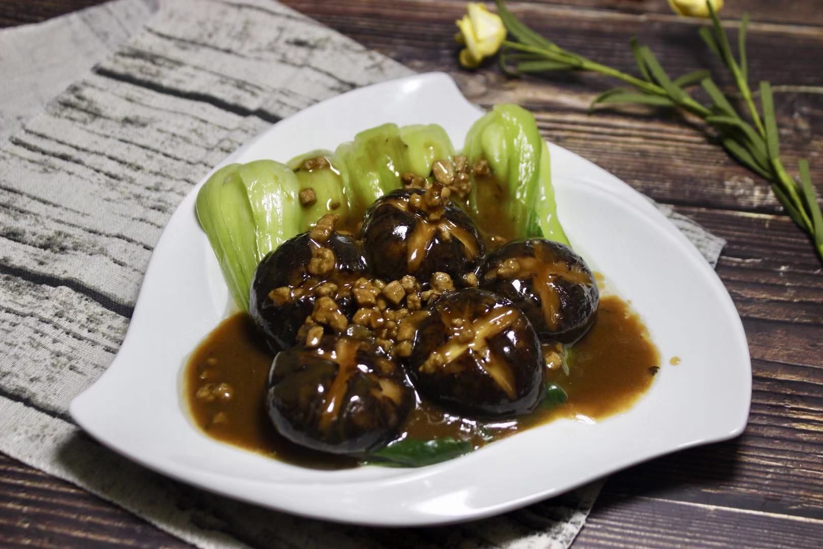 嫩滑的香菇搭配上海青,美味无法挡,营养又健康