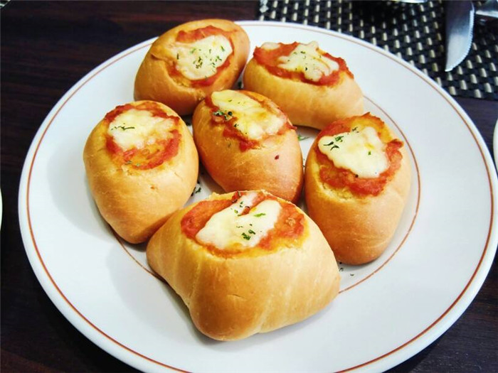 吃西餐牛排时,为何服务员会端上一份餐包,很多人都不明白!