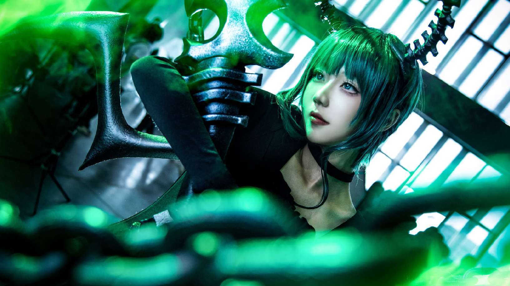 黑岩射手死亡主宰cos:身上散发着绿色闪光,笑容中伴随着残酷