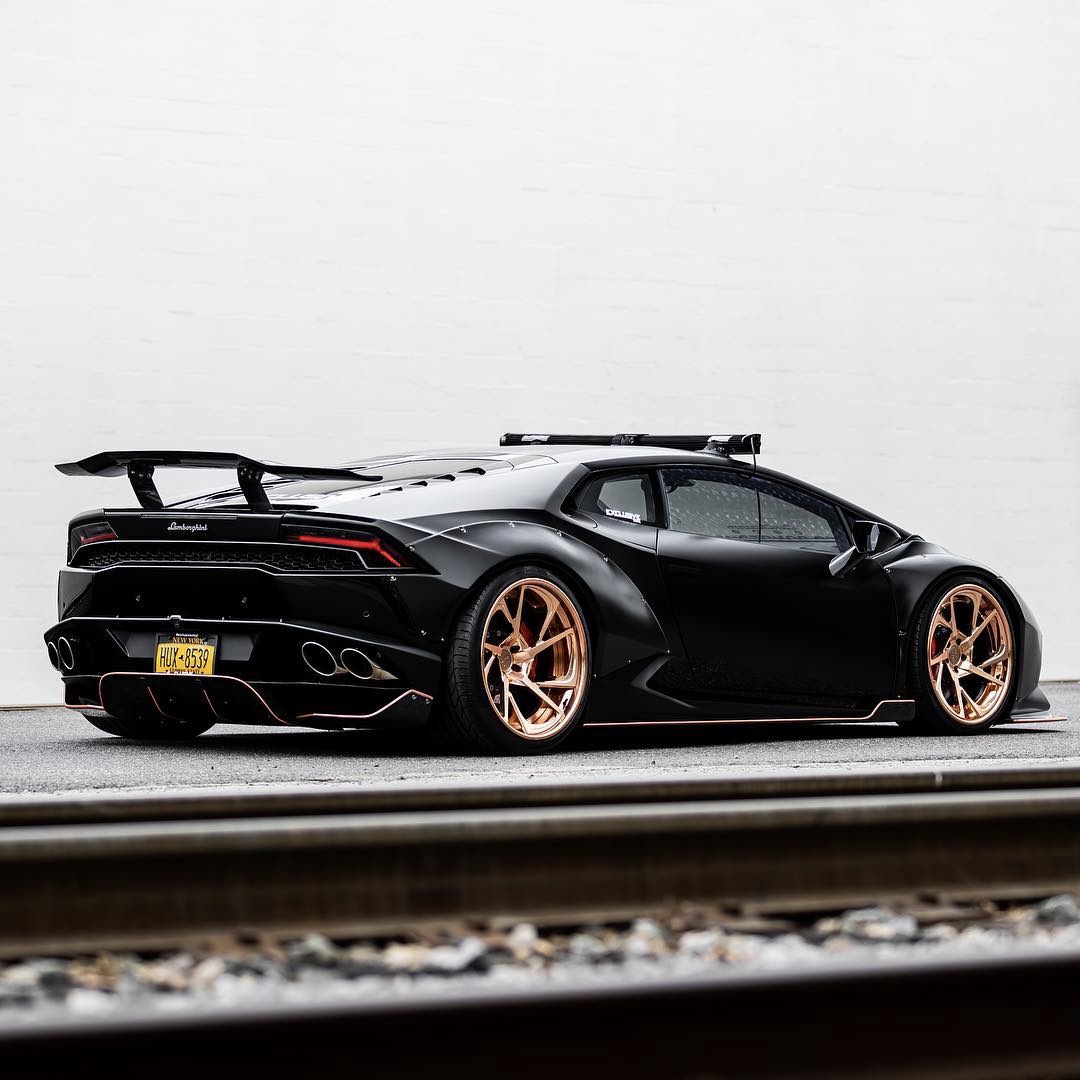 一头宽体改装的黑色兰博基尼,大灯是黄色的