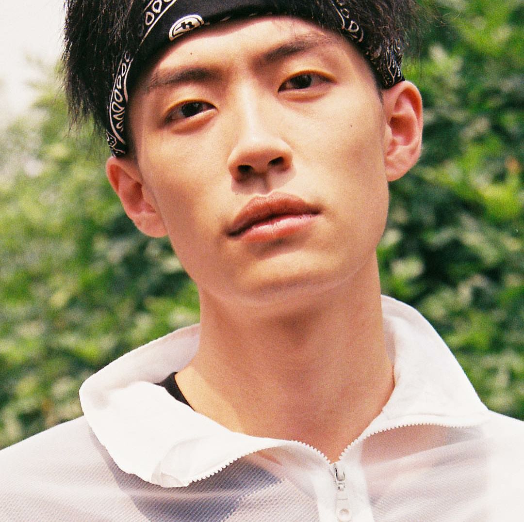 这个刚满20岁的年轻人 带着他的想法 用自己的音乐 表达着对生活的