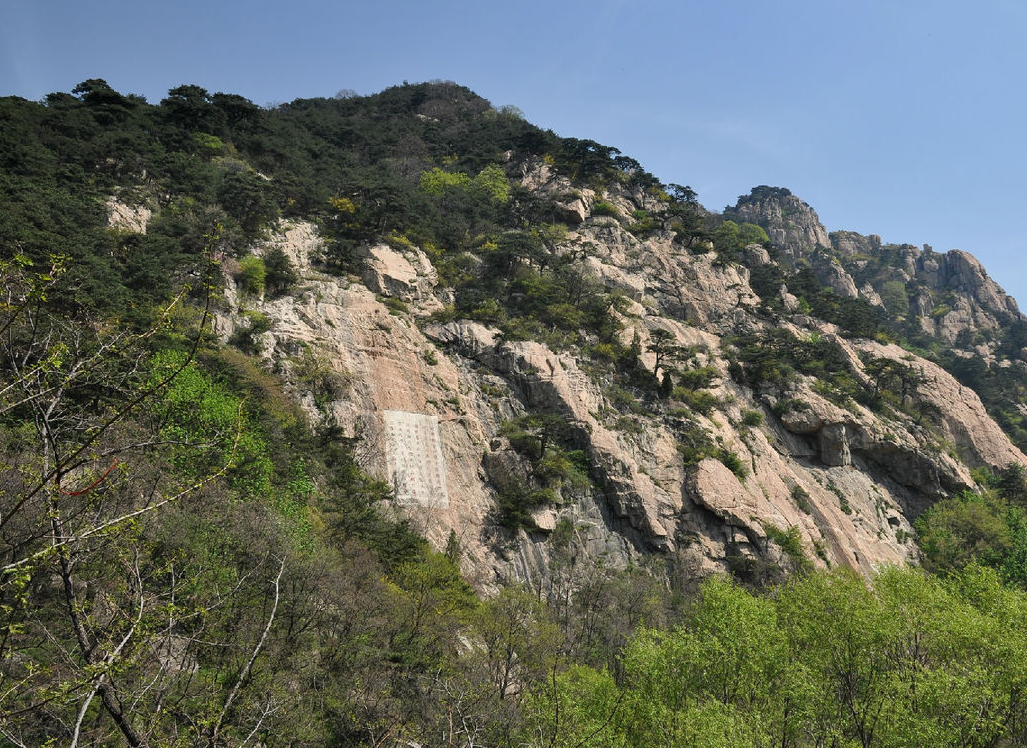 泰山的地貌非常雄伟,面积也是非常的大,而且还是山东最高的山峰.行走