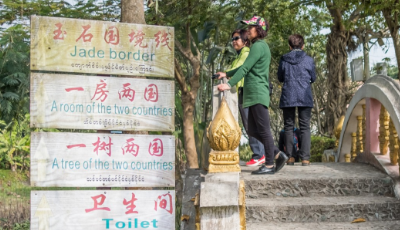 缅甸人最爱的数字是"7",所以桥上镶嵌的翡翠也是7777块,象征着中缅两