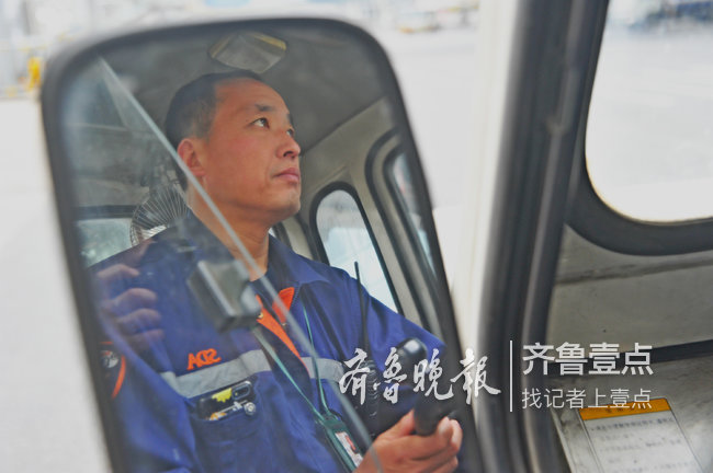 特种车驾驶员孙岐安:机坪上开车18年,油门只能半踩
