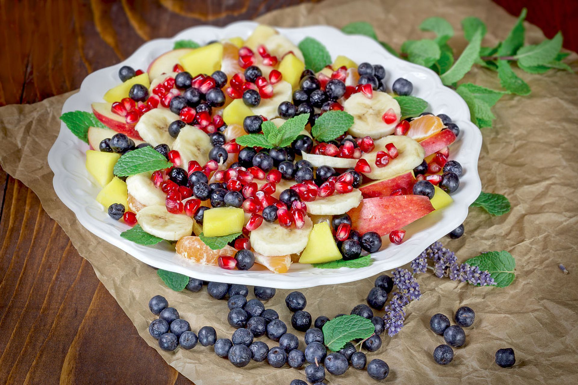 是对健康有益的美味佳肴.[原文:玫瑰花鲜果沙拉:芬芳绽放.