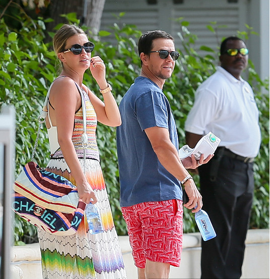 马克·沃尔伯格和妻子海滩度假,穿"红"沙滩裤秀健壮