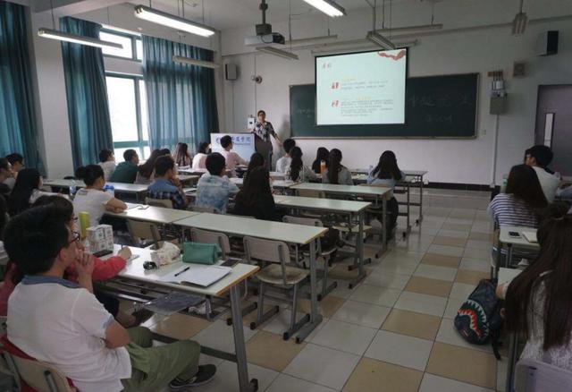 为什么当代大学生上课都喜欢坐在最后一排?听听学长学姐们怎么说