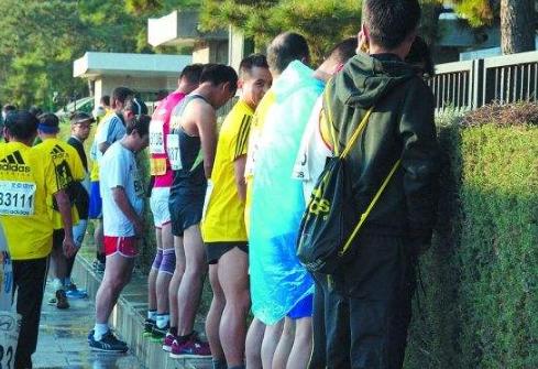 中国马拉松赛选手集体"随地小便"!其中透露的问题,惹人深思!