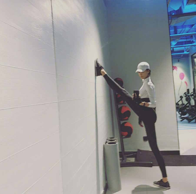 张蓝心健身房上演一字马,大长腿小蛮腰打造身体完美比例!