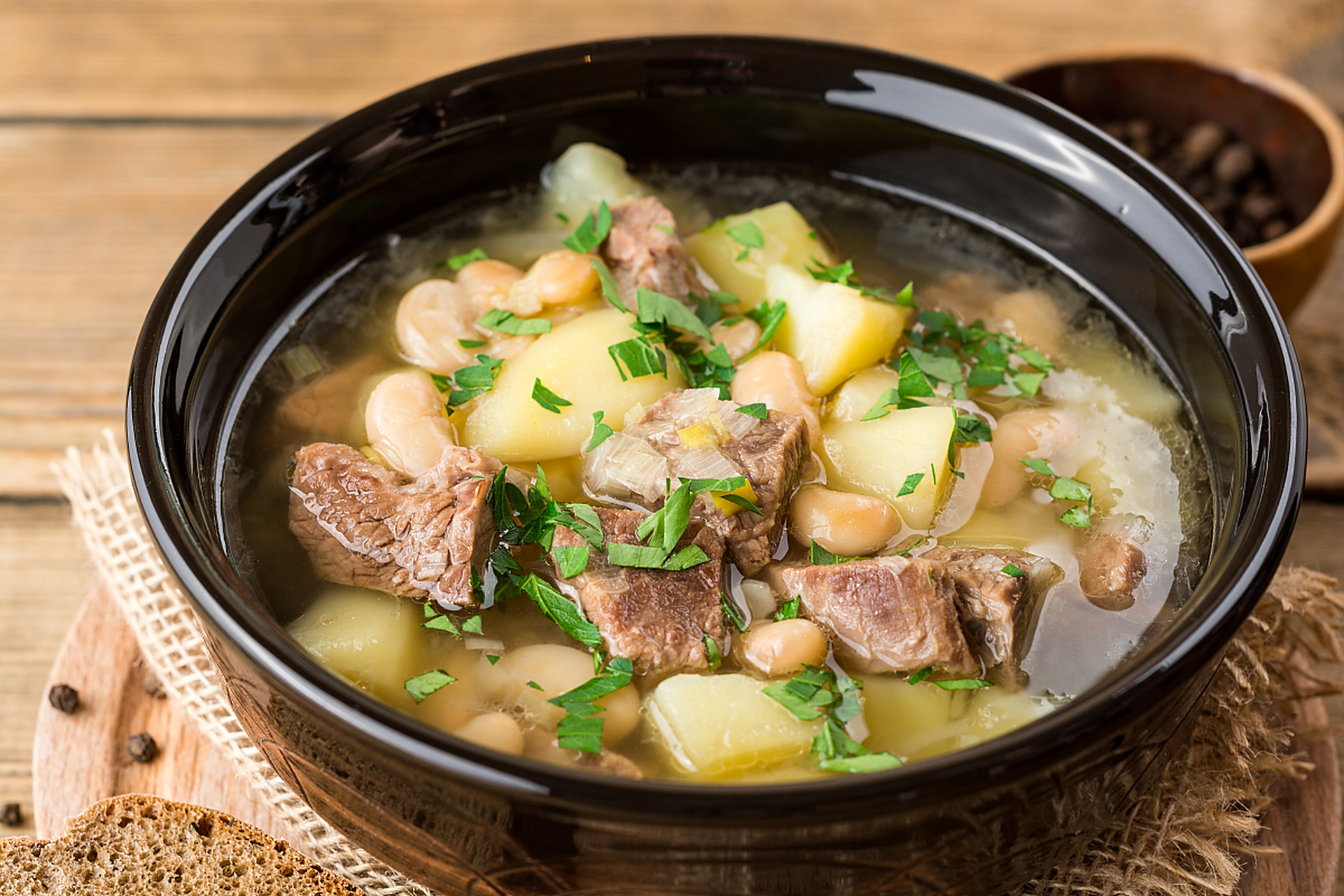 冬瓜炖羊排是一道家常菜品,以羊排和冬瓜为主料,经过炖煮而成.