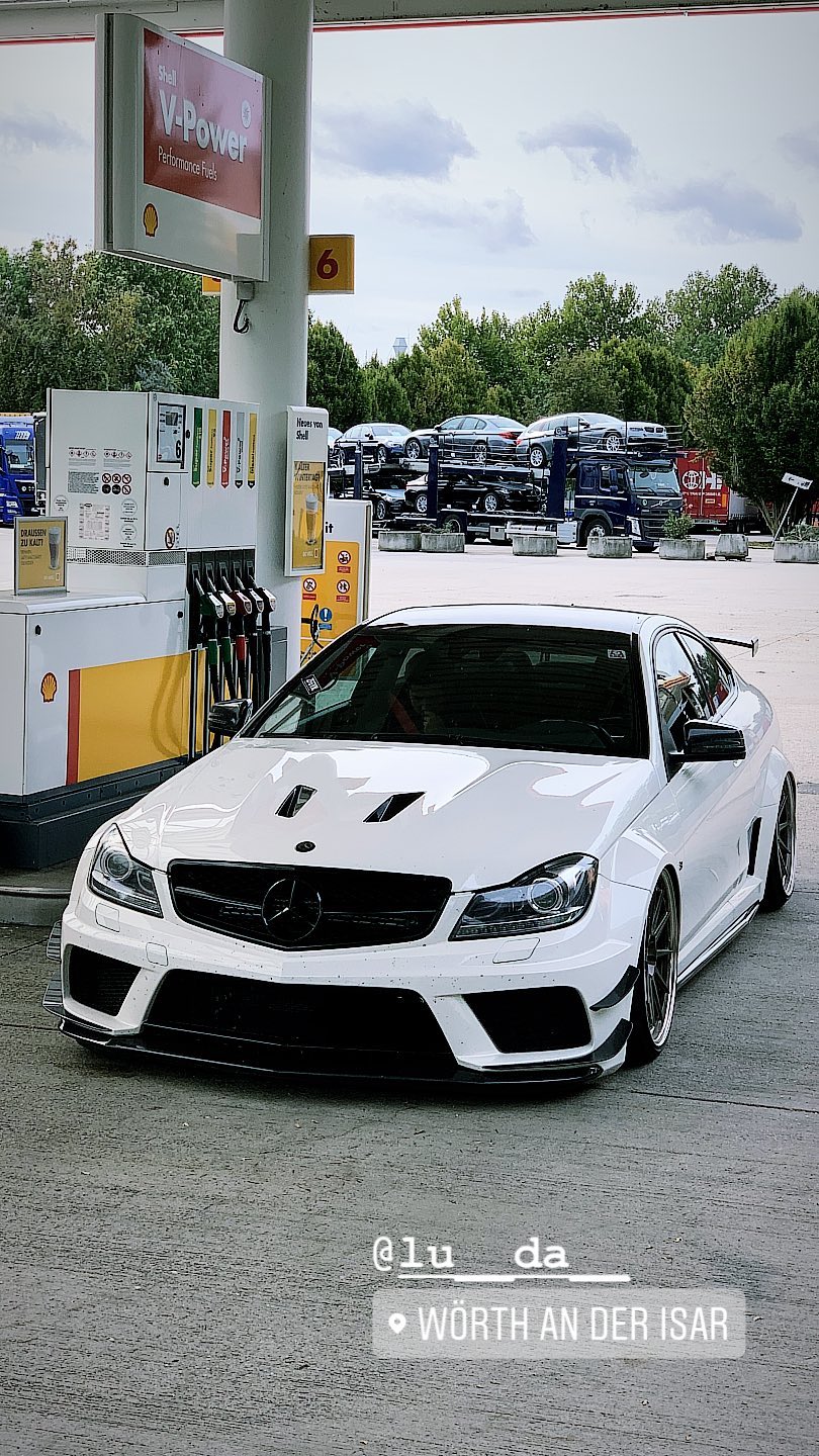 奔驰amg-c63 blackseries全屏壁纸