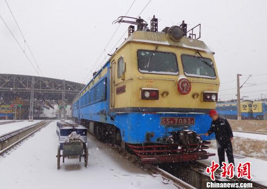 2月14日,太原机务段太北检修车间职工冒雪检查车钩状态. 张秋生 摄