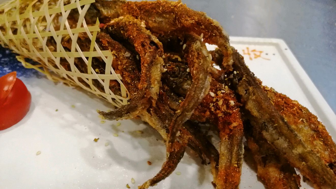 厨师长做一道“烧烤多春鱼”肉质酥脆,鱼籽鲜嫩多汁,上桌被抢光