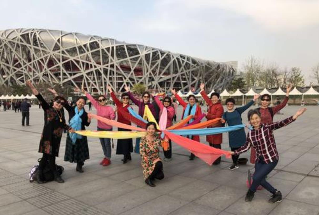 中国大妈们旅游都带丝巾,知道为什么吗?这丝巾有什么特殊作用?