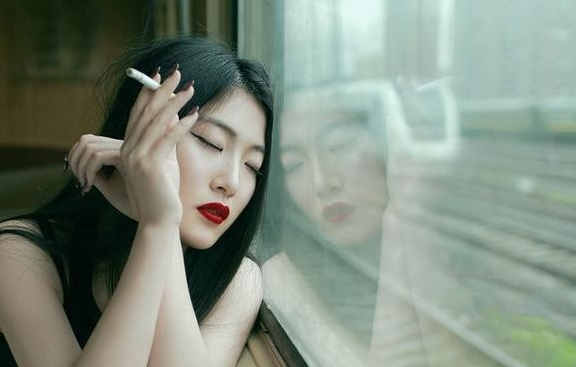 美图欣赏:吸烟的女人是寂寞,还是别有一番风情