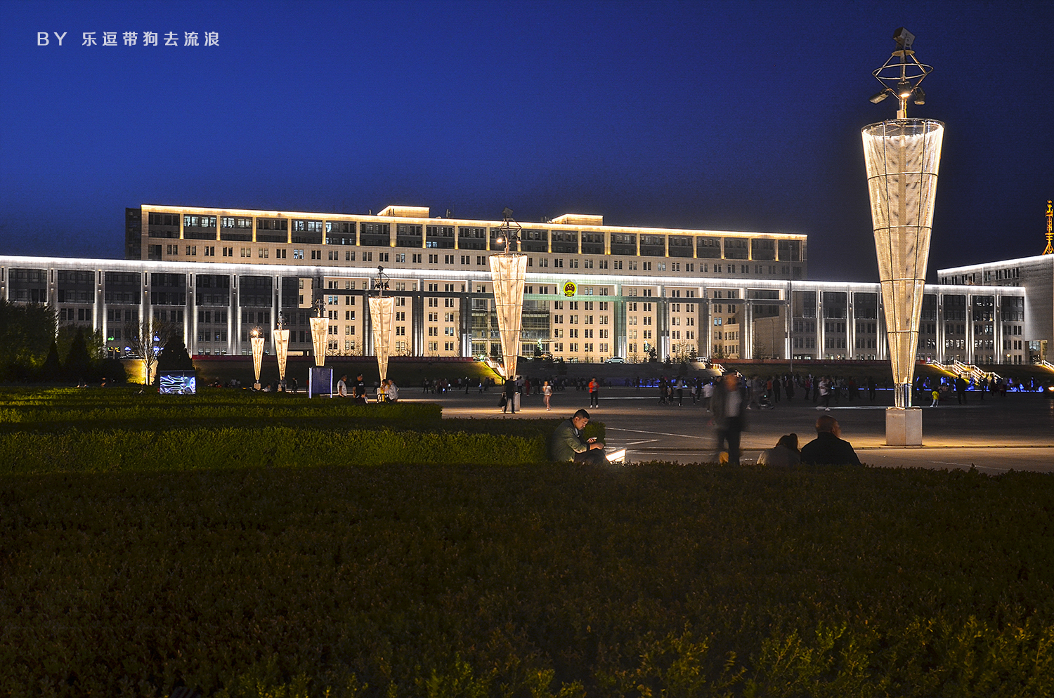 这里就是市政府前的广场,透过这个距离可以相对完整的看清楚这个非常