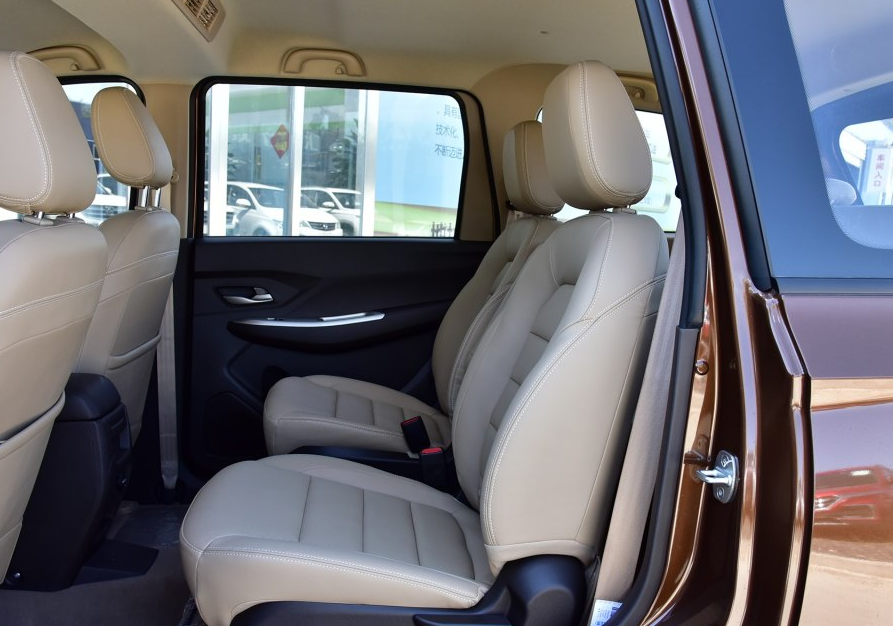 五菱宏光2018款1.5l s时尚的外观设计,颜值极靠前,非常实用