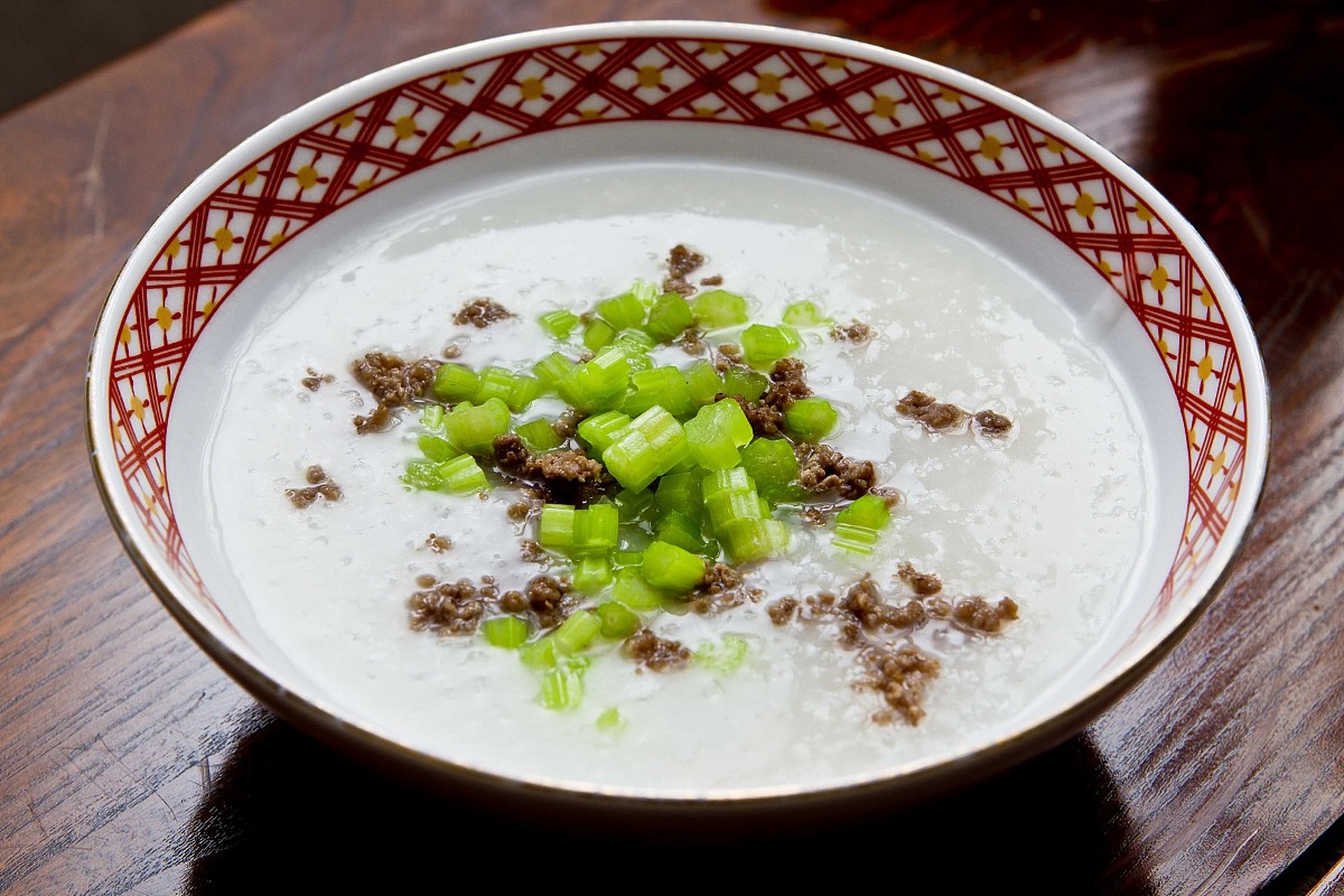 【春日养肝粥——芹菜粥】 材料:芹菜120g,大米适量.