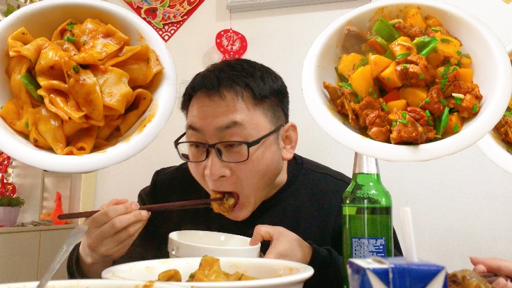 一盆土豆烧鸡块配上好吃劲道的手擀面,一家人吃个精光真过瘾!