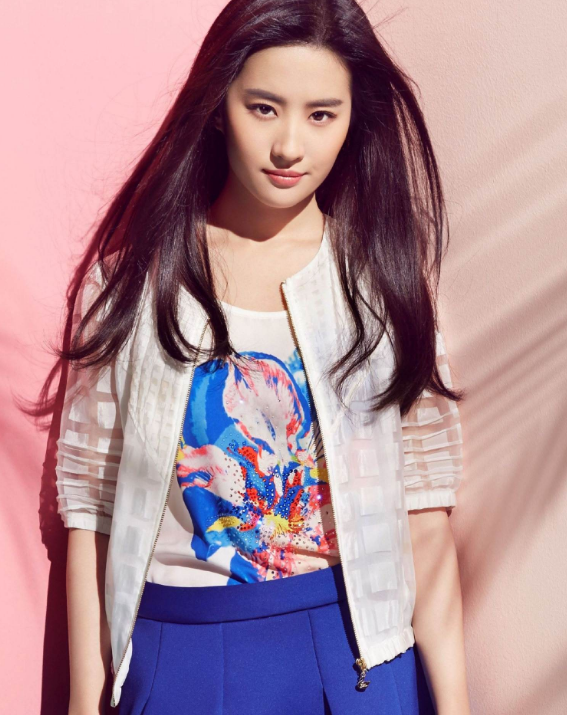 这才是仙女的魅力,早期刘亦菲身穿黑色印花裙,简直就是天仙下凡