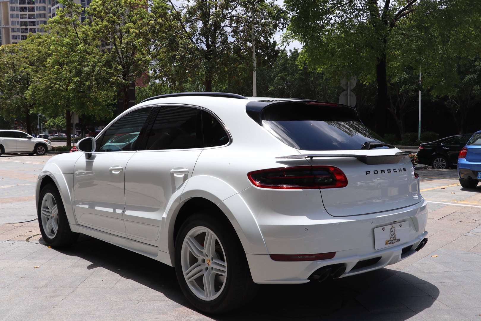 保时捷macan改装turbo大嘴 哈曼宽体包围 飞机碳纤尾翼,型到爆炸,完美