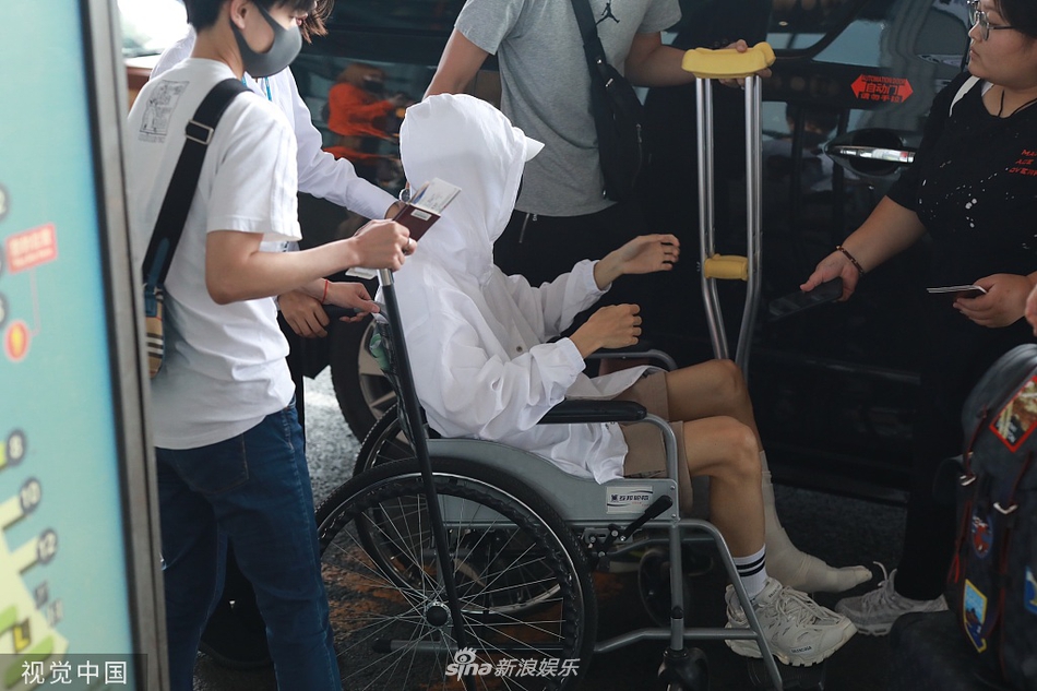 罗云熙脚部受伤打绷带坐轮椅 包裹严实身材消瘦惹人心疼